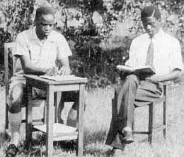 Pärast pöördumist 1964. aastal Harares: Lungu (paremal) õpib koos pimeda evangelisti Josias Ngaraga inglise keelt