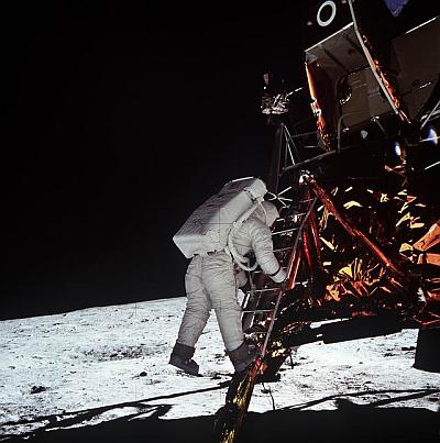 Edwin Aldrin laskub Kuu pinnale. Pildi tegi Neil Armstrong