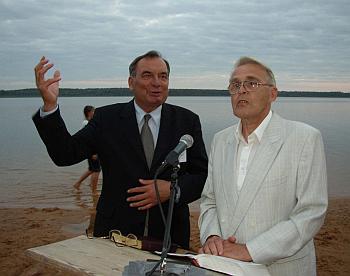 Grigori Komendant (vasakul) jutlustab Tamula järve ääres ristimisteenistusel.